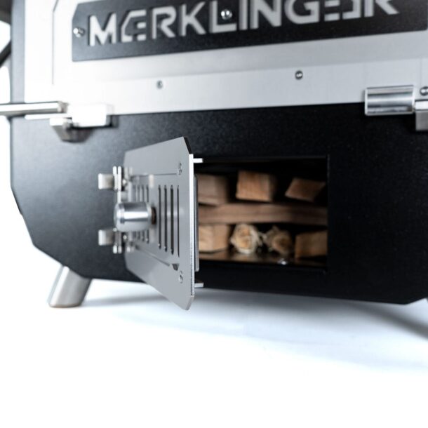 „Anzündholz in der Feuerkammer des MERKLINGER – Tür geöffnet zum Befeuern.“