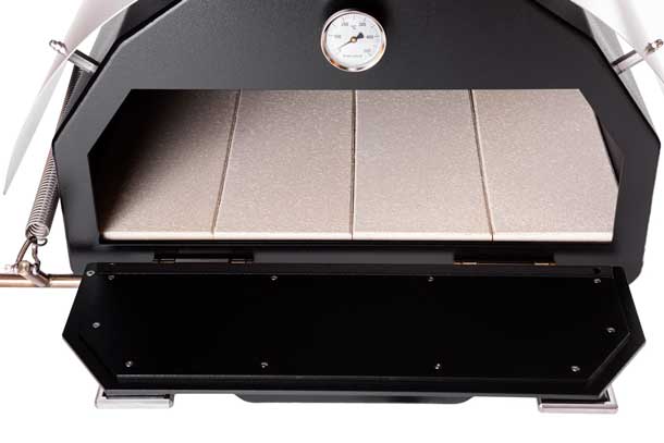 Offener Feuerraum des MERKLINGER  800er Holzbackofen-grill-pizzaofen-Brotbackofen Holzbackofen mit Kamin Einbau Edition mit Schamotte-Steinen