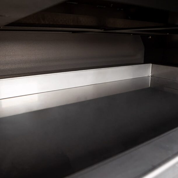 Detailansicht der Edelstahlwanne im Garraum – für Bratensaft, Fett und optionales Wasser zum Dämpfen