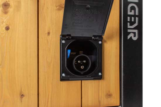 Merklinger Wetterfeste Stromsteckdose mit Klappdeckel in Holzfront eines MERKLINGER Moduls