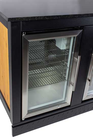Merklinger Outdoor Kühlschrankmodul Detailansicht einer Glastür des Kühlschranks am Doppel-Kühlmodul, Holzseitenpaneel