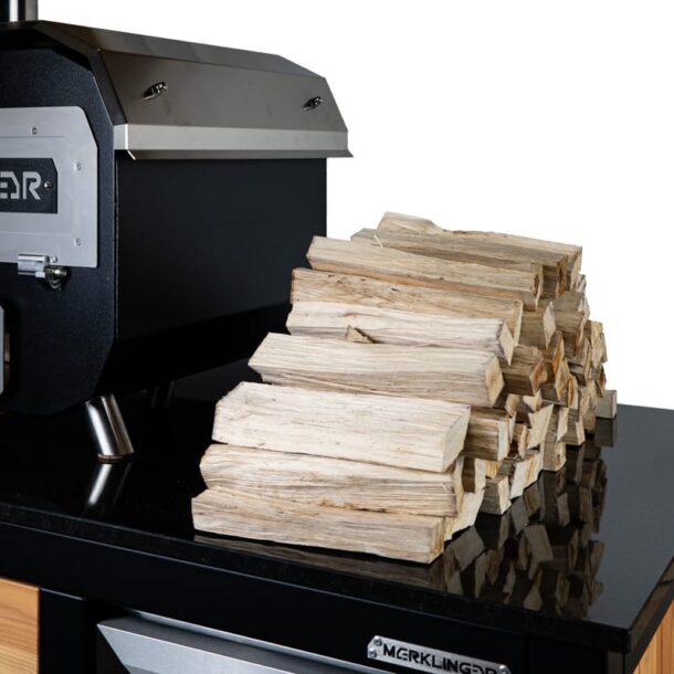 Stapel MERKLINGER Ofenholz neben Holzbackofen – optimal zum Heizen und Backen.