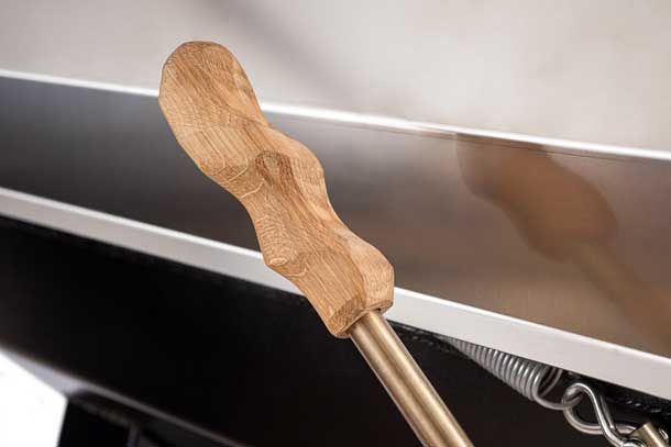 Detailansicht MERKLINGER Holzgriff an Metallstange