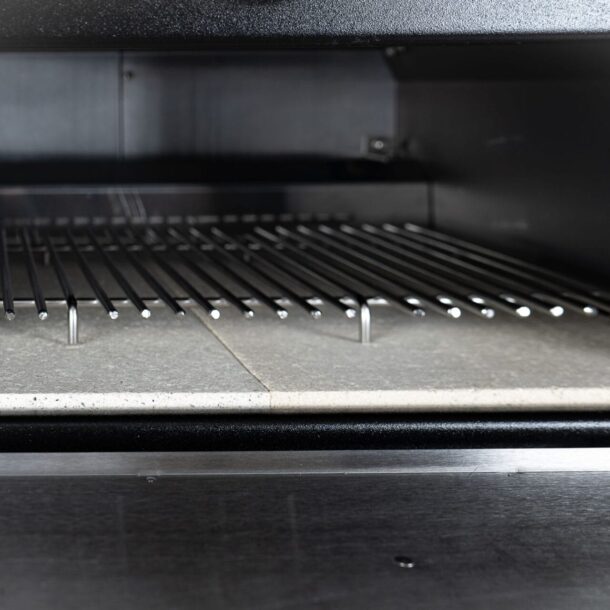 delstahl-Grillrost im MERKLINGER Holzbackofen, eingesetzt über den Schamotteplatten.“