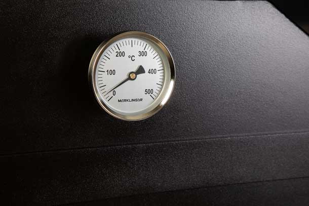 Nahaufnahme des eingebauten Thermometers am MERKLINGER Rundofen, Skala 0–500 °C