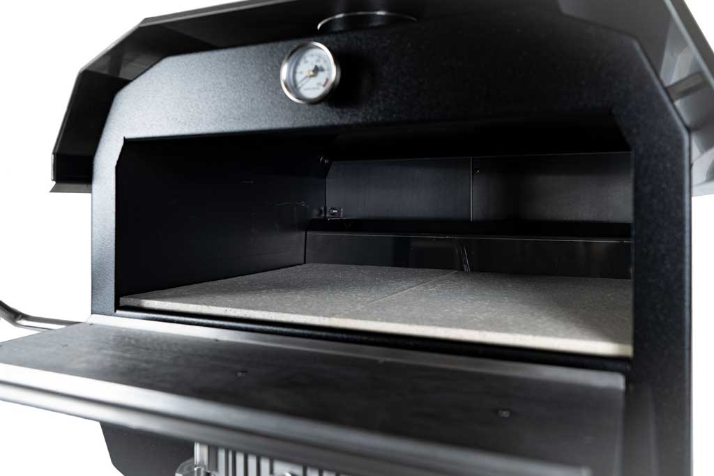 MERKLINGER Holzbackofen mit Kuchenform auf Steinplatte innen.