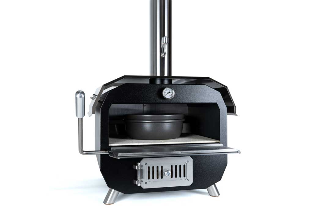 MERKLINGER Holzbackofen mit Kuchenform auf Steinplatte innen.