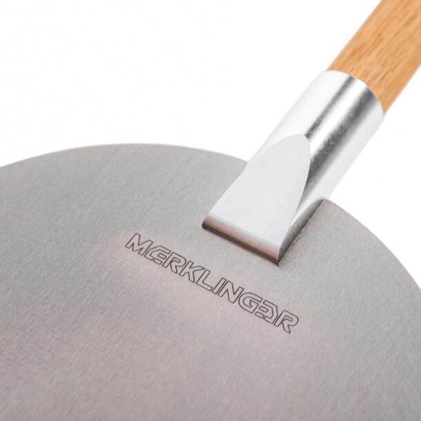 Detail: MERKLINGER Logo auf der runden Schaufel, stabiler Übergang zum Holzgriff