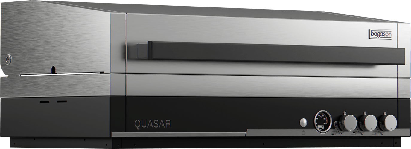 Quasar Einbaugrill Professionelles Tisch-/Einbau-Gerät im Edelstahl-Design, leicht schräg von vorn gezeigt. Breite, horizontale Griffleiste an der Frontklappe; rechts ein Bedienfeld mit mehreren Drehknöpfen, Status-Taste/Leuchte und analogem Thermometer. 