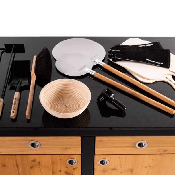 MERKLINGER Ofen- und Backzubehör: Pizzaschaufel, Handschuhe, Spatel, Grillrost, Gärkörbchen, Reinigungsbürste.“