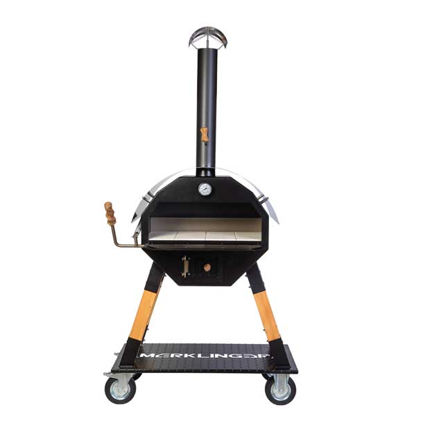 MERKLINGER Holzbackofen Modell mit geöffneter Front und Schamottsteinen im Innenraum.