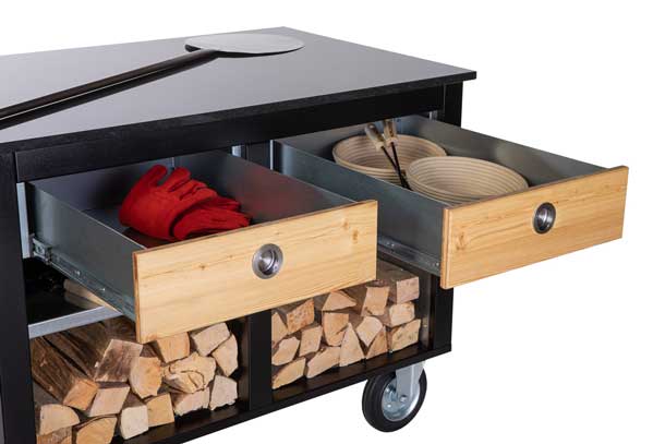 Modul EVA bestückt: Holz unten, Zubehör oben; Arbeitsplatte mit Pfanne, Handschuhen und Thermometer.