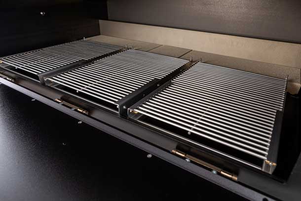 MERKLINGER 1200 Innenraum mit drei Grillrosten aus Edelstahl.