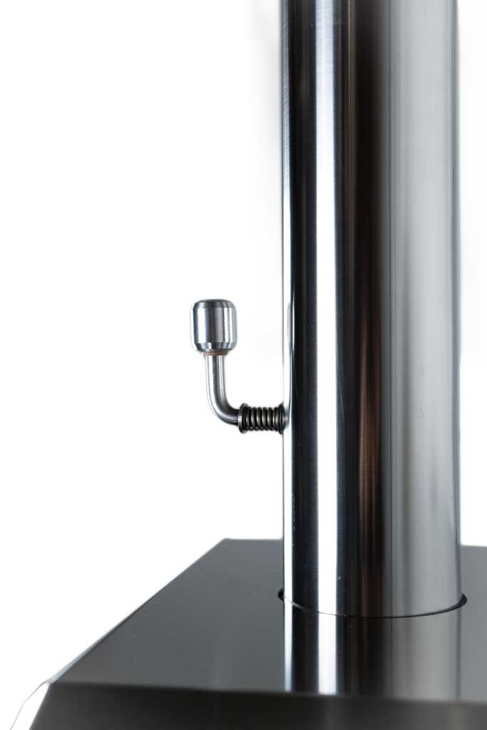 Nahaufnahme der verstellbaren Schraubklemme am Schornstein des MERKLINGER Ofens.