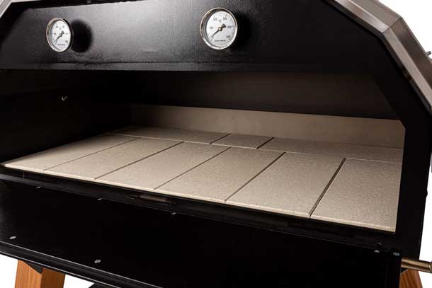 Innenraum MERKLINGER 1200 mit Schamottsteinen und zwei Thermometern.