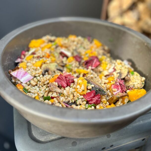 Getreide-Gemüse-Schale: Graue Keramikschüssel gefüllt mit gegartem Getreide, Kürbisstücken, Pilzen und bunten Salatblättern Merklinger Outdoor Keltentopf