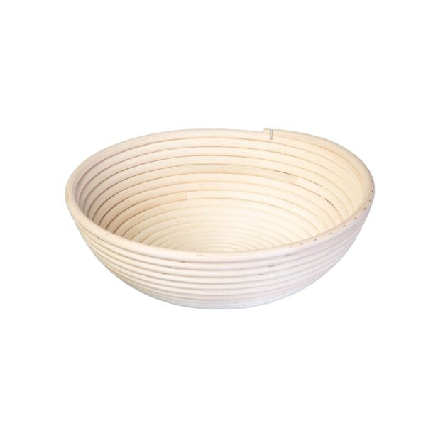 „Rundes Gärkörbchen aus Peddigrohr – freigestellt, ideal zum Formen und Gehenlassen von Brotteig.“