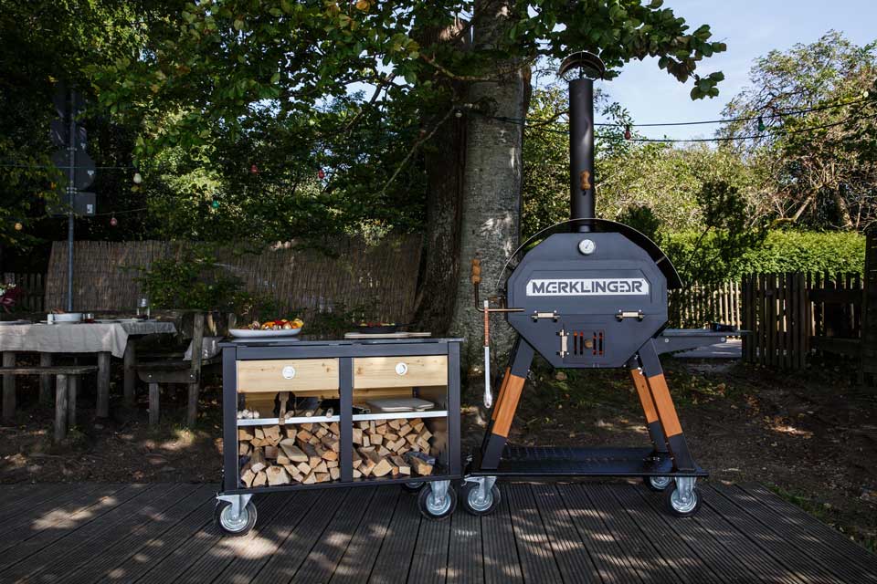 MERKLINGER Komplettes Outdoor-Set mit MERKLINGER Rundofen und Holzmodulen auf Rollen.