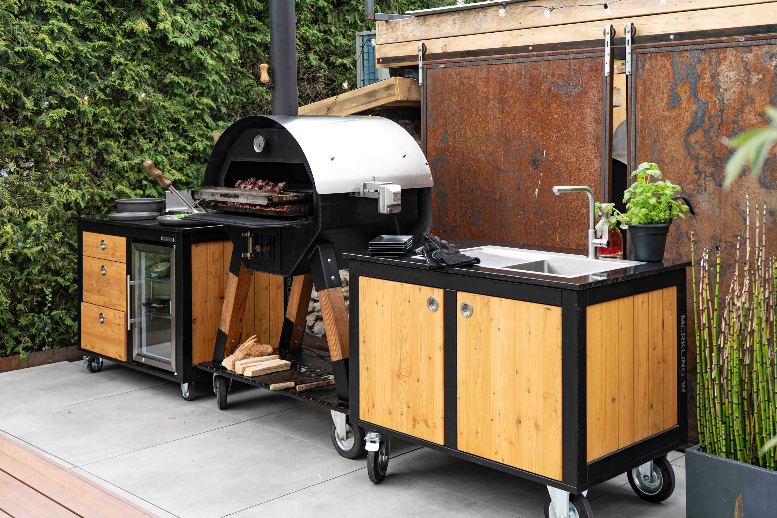 Außenküche: MERKLINGER Ofen mit Grill, Kühlschrankmodul und Spülmodul auf moderner Terrasse
