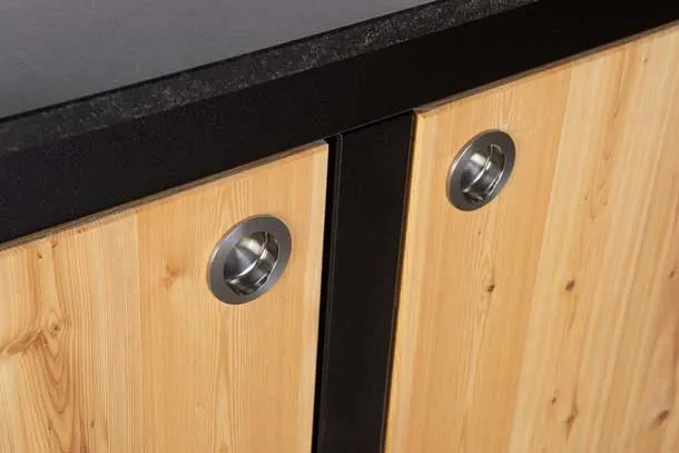 Modul ANTON Detailansicht: Edelstahl-Griffmuscheln und Kante der Arbeitsplatte