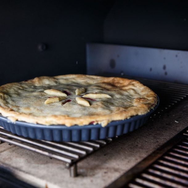 Obstkuchen im Tortenblech auf Edelstahl-Sekundärrost gebacken.“