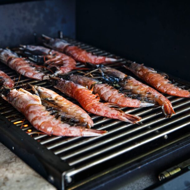 Große Garnelen auf Edelstahlrost im MERKLINGER Grill gegrillt.