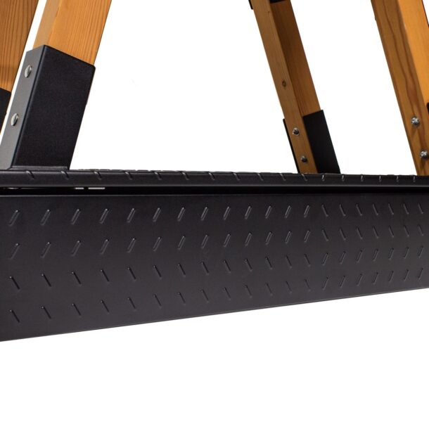 „Merklinger Frontblende 800 – schwarze Stahl-Sockelblende mit Riffelblech-Optik, Detail unter den Holzbeinen des Ofens.“ 