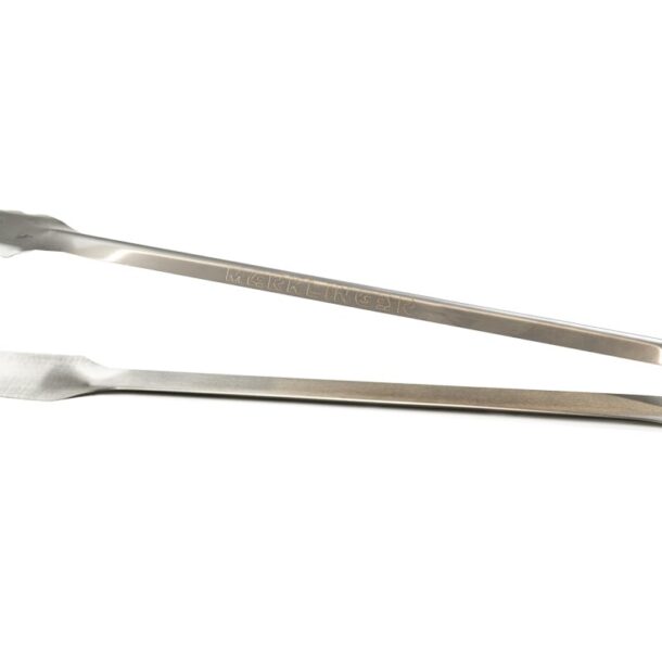  „MERKLINGER Grillzange aus Edelstahl – langer Schenkel mit geprägtem Logo, gezahnter Greifkopf – Freisteller.“