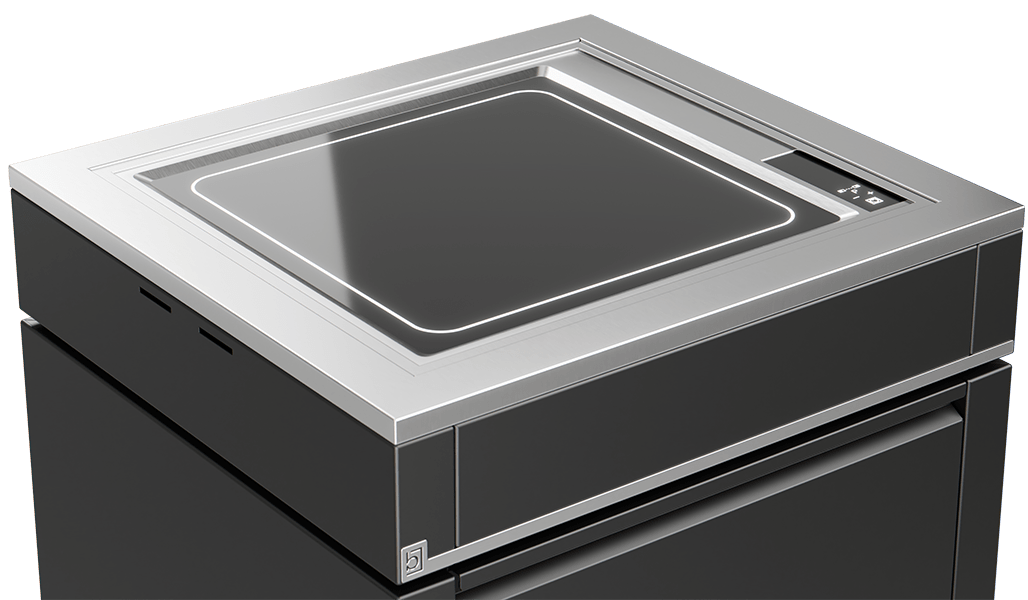 Elektro Teppanyaki Grill Rechteckiges Induktionskochfeld mit schwarzer Glaskeramikfläche und umlaufendem Edelstahlrahmen; Touch-Bedienfeld rechts oben. Bündig in ein schwarzes Outdoor-Küchenmodul integriert, perspektivische Ansicht, freigestellt auf helle