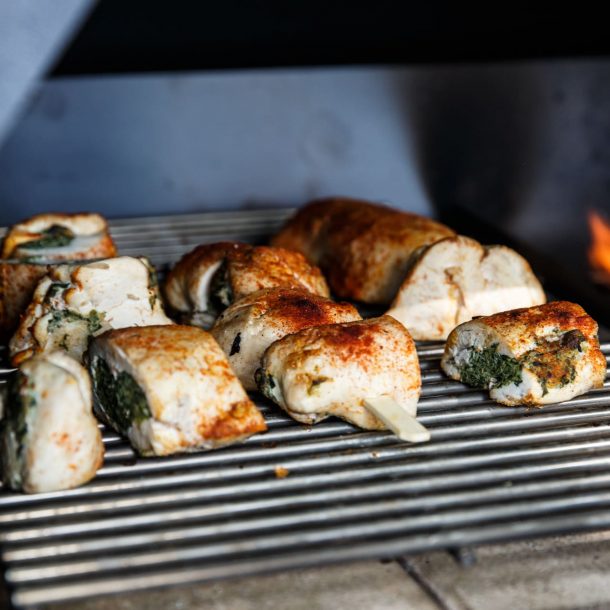 Würzige Hähnchen-Spießröllchen auf Edelstahlrost im MERKLINGER Grill.“