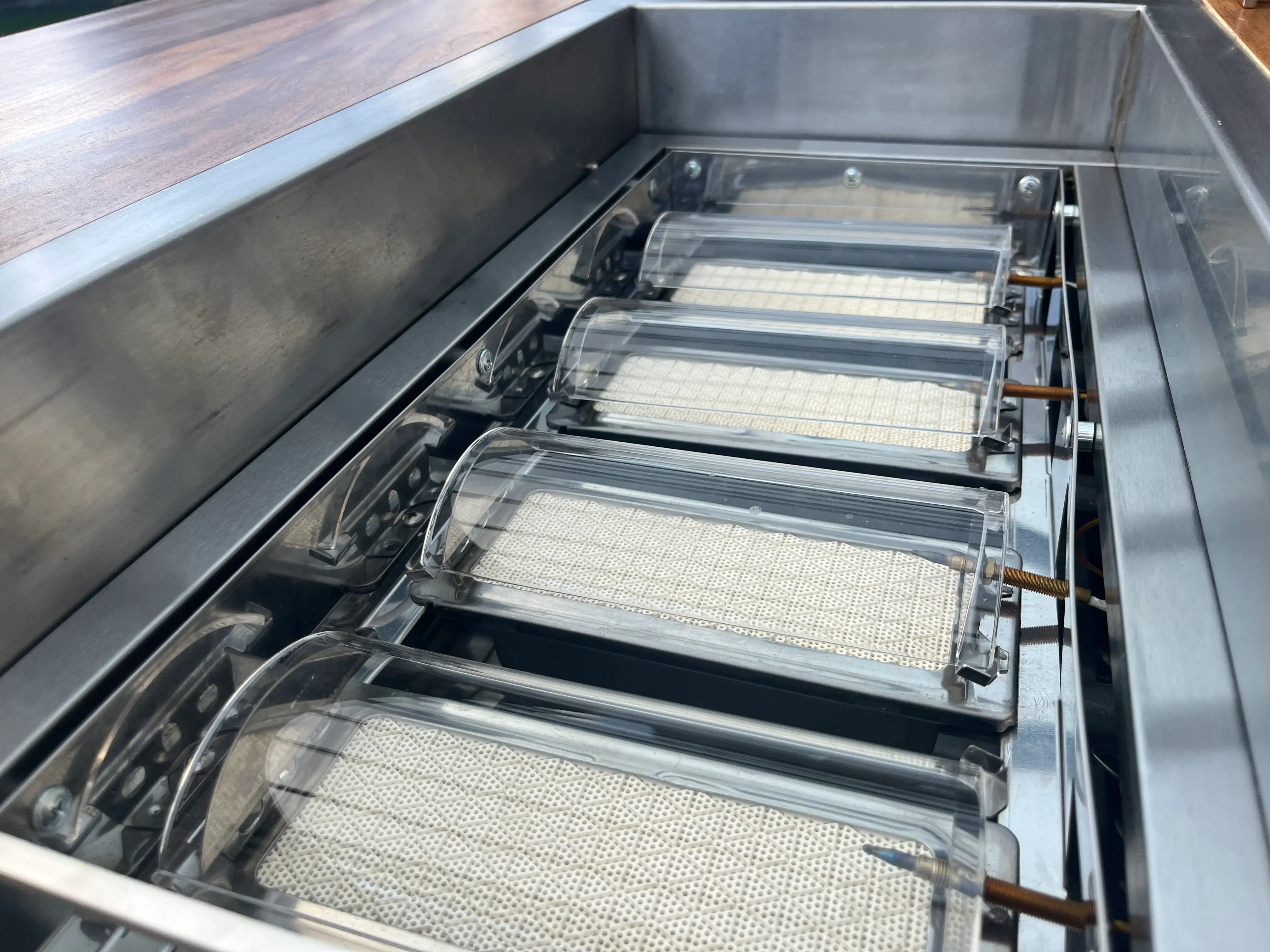 Integrierter Gasgrill im Mesa Dos Tisch beim Einsatz