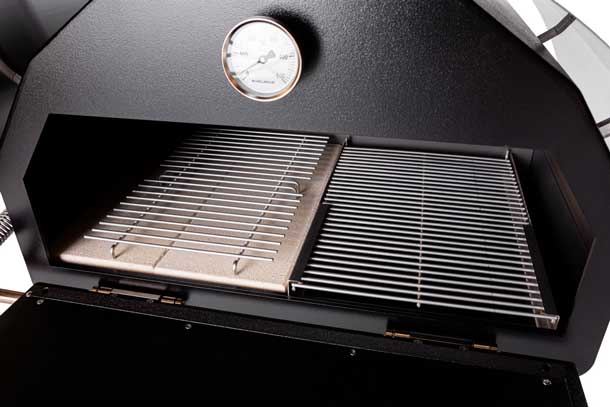 Innenansicht des Tischofens mit Schamotteboden und herausnehmbaren Grillrosten