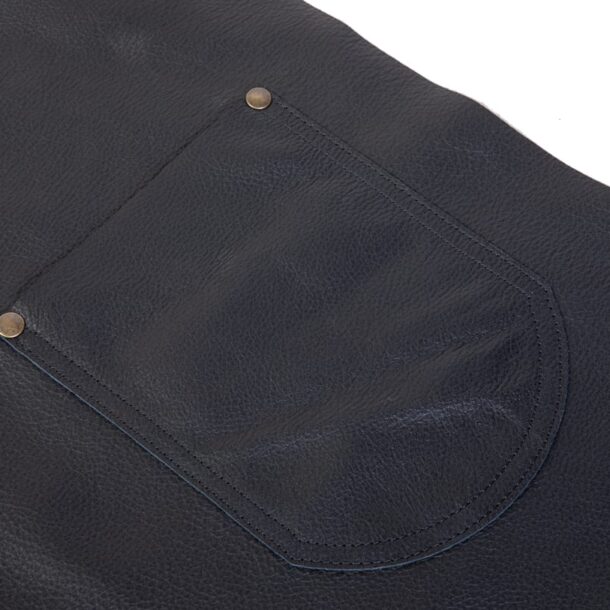 Fronttasche der MERKLINGER Lederschürze – vernietet und doppelt abgesteppt, Narbenlederstruktur.“