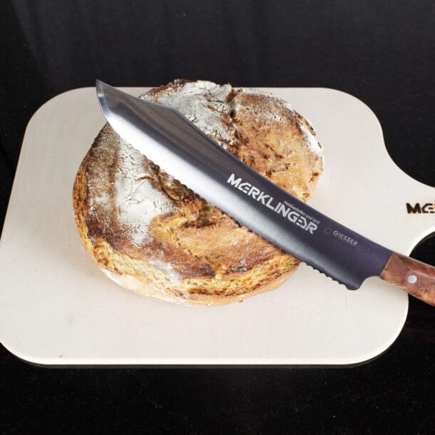 MerklingerMesser_Brot auf Schneidebrett