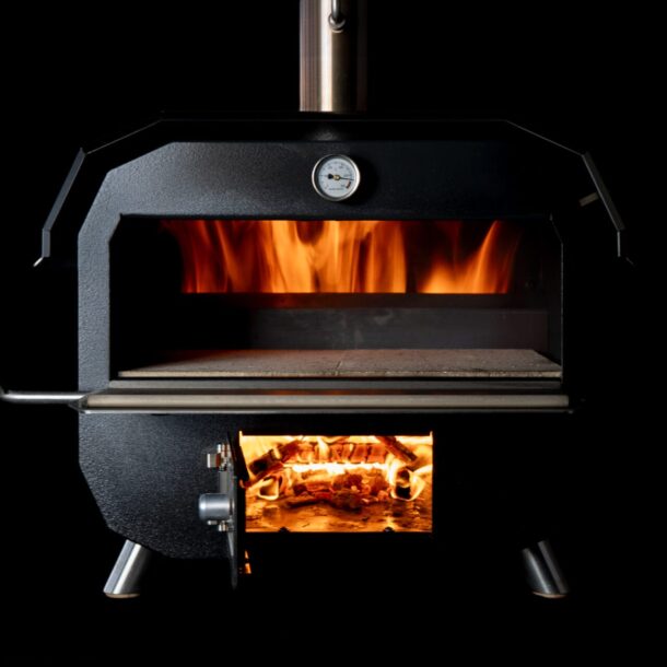 MERKLINGER Holzbackofen mit sichtbarer Flamme – brennendes Ofenholz für kräftige Hitze.